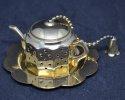 thee-ei Theepotje, rvs, 8-kant, afgerond tuit-oor, goudkleur, Made in England; �35/31mm